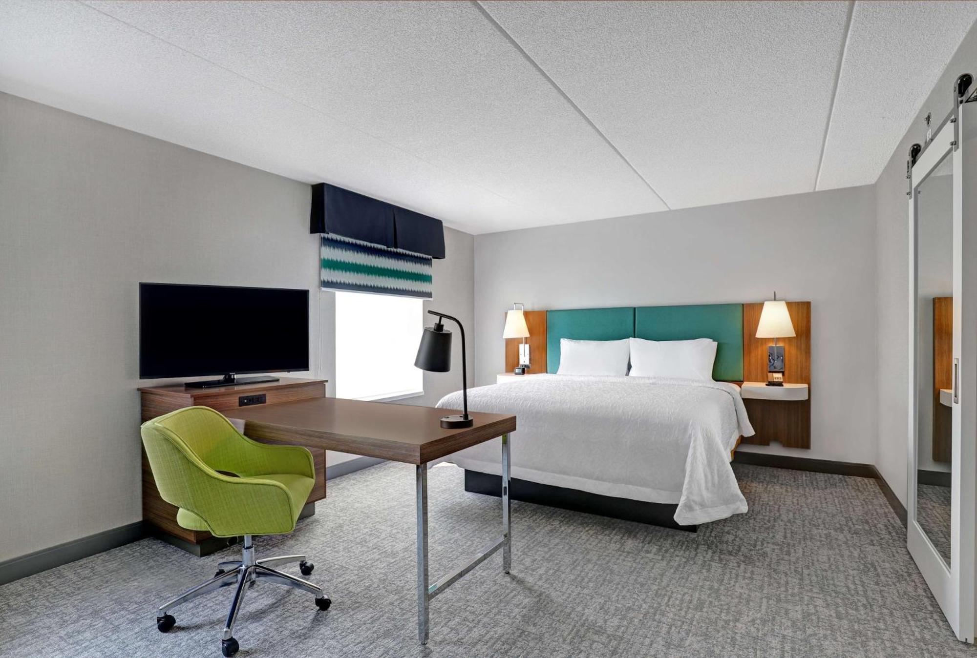 Hampton & Hotel